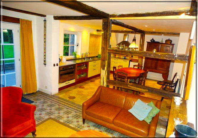 De eet- en zitkamer/keuken De eet- en zitkamer/keuken