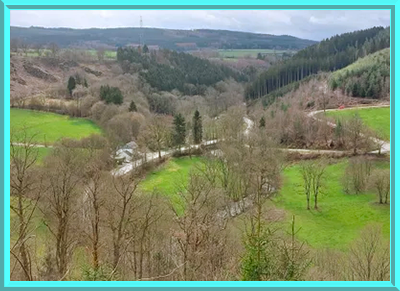 Uitzicht op de vallei van de Roannay Uitzicht op de vallei van de Roannay