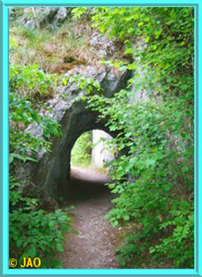 Tunneltje door de rotsen